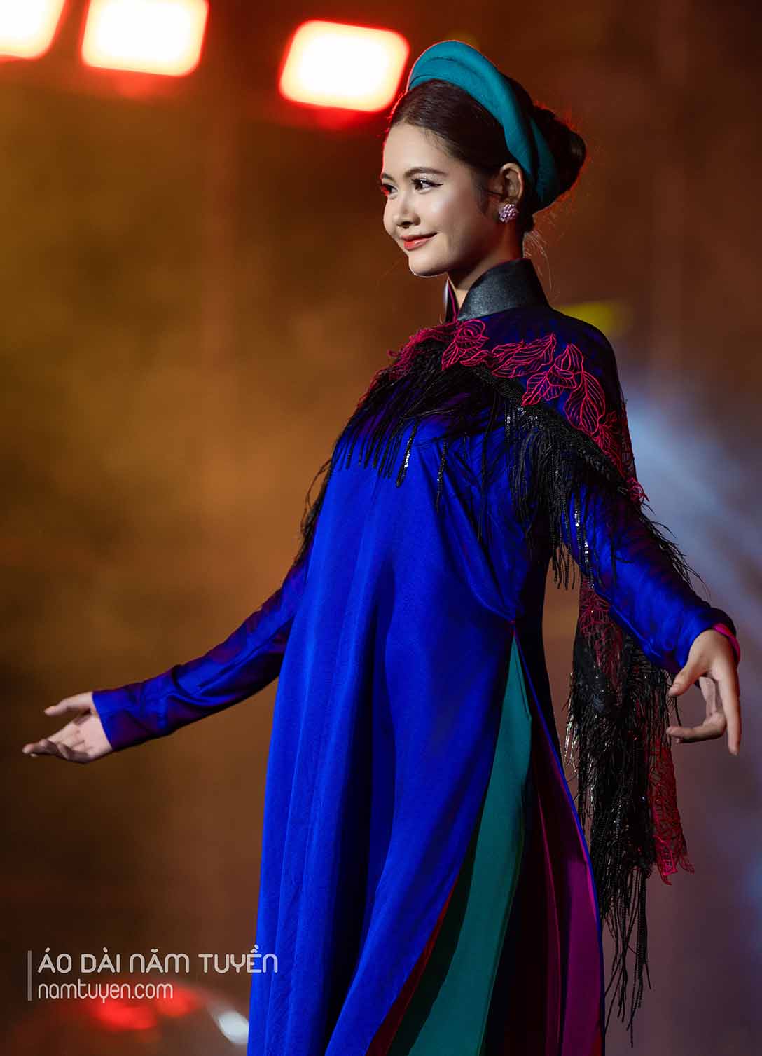 Áo Choàng Tua Rua Ren Hồng Sen