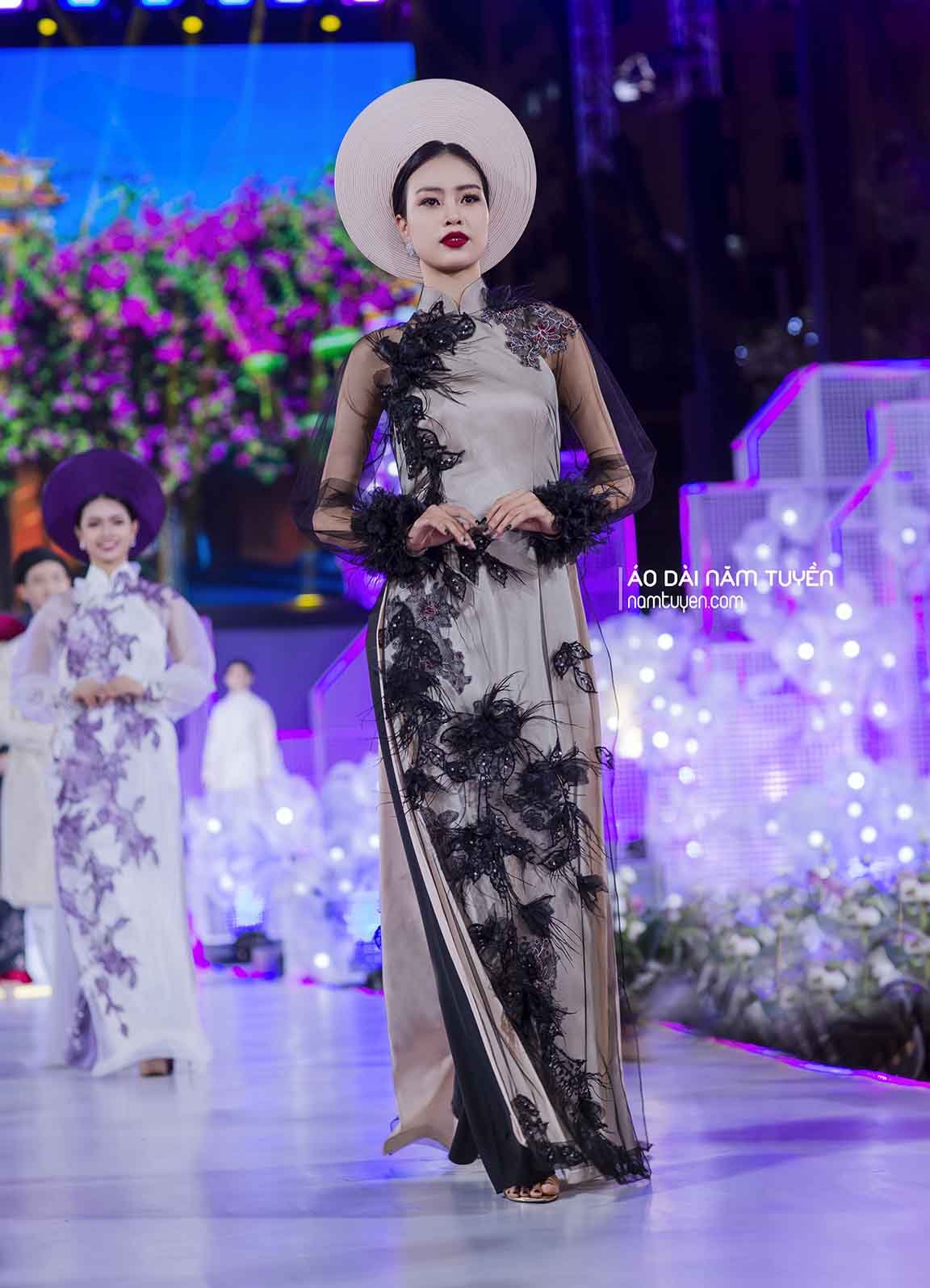 Áo dài nữ tay lưới xuyên thấu phối hoa 3D – Thanh lịch và cuốn hút