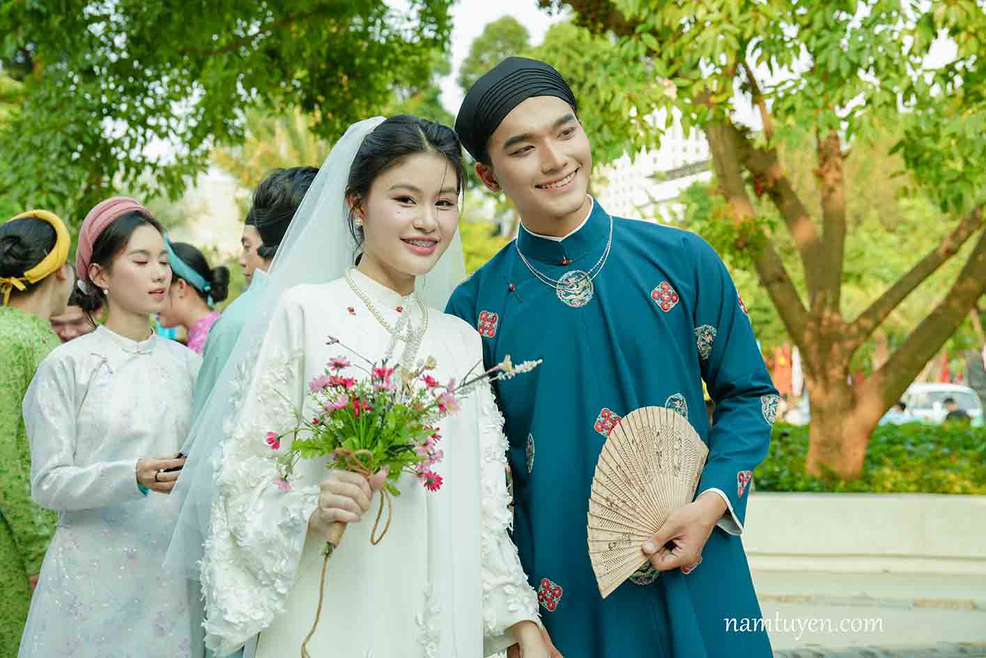 Áo Dài Cưới Nam 2026–2027: Xu Hướng Trang Phục Cưới Truyền Thống Cho Cô Dâu & Chú Rể