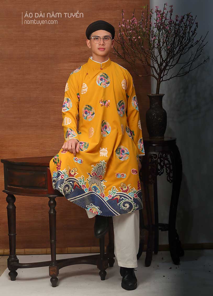 Áo dài nam truyền thống ngũ thân thêu hoa văn cung đình Huế màu vàng trang nhã