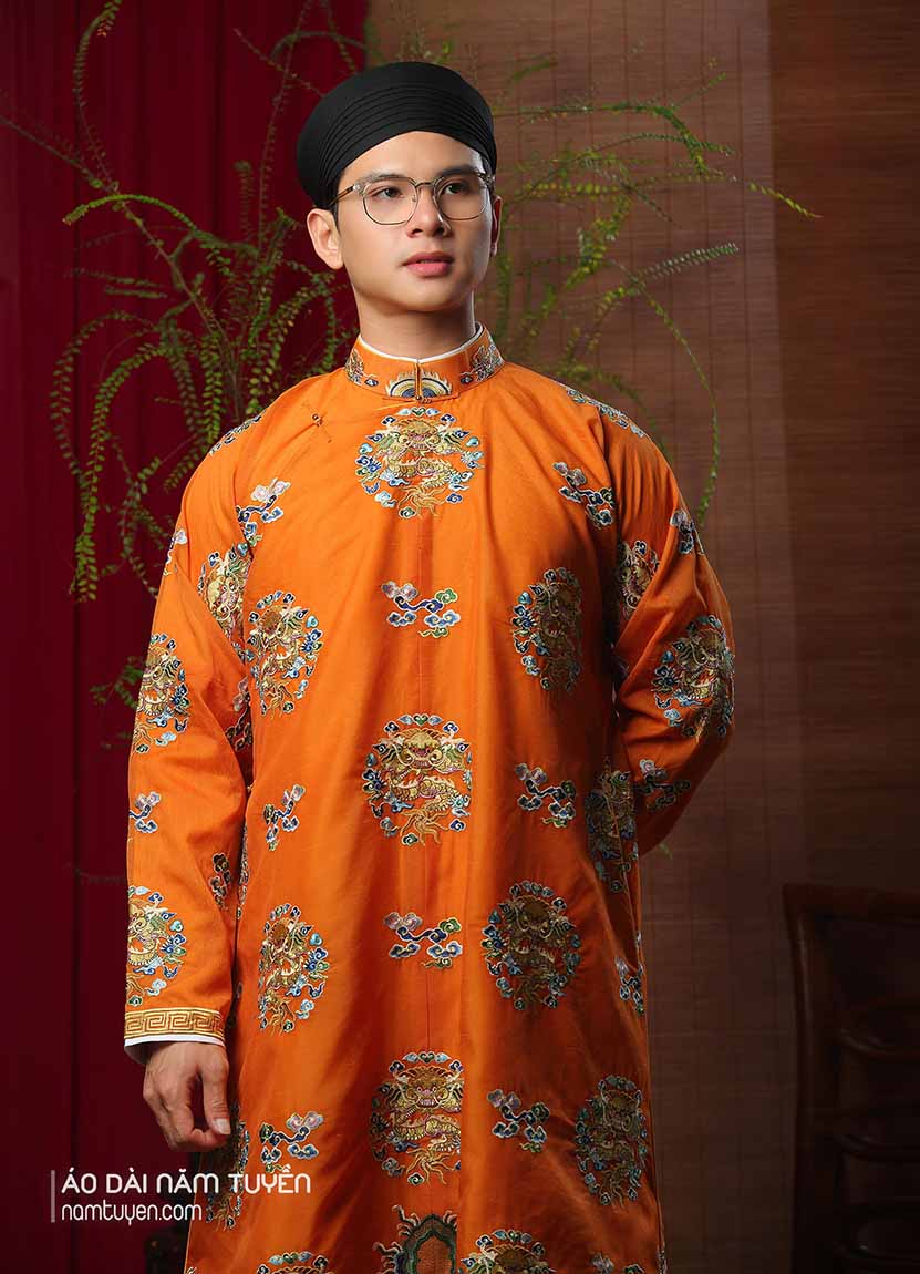 Áo dài nam truyền thống màu cam thêu hoa văn ổ rồng