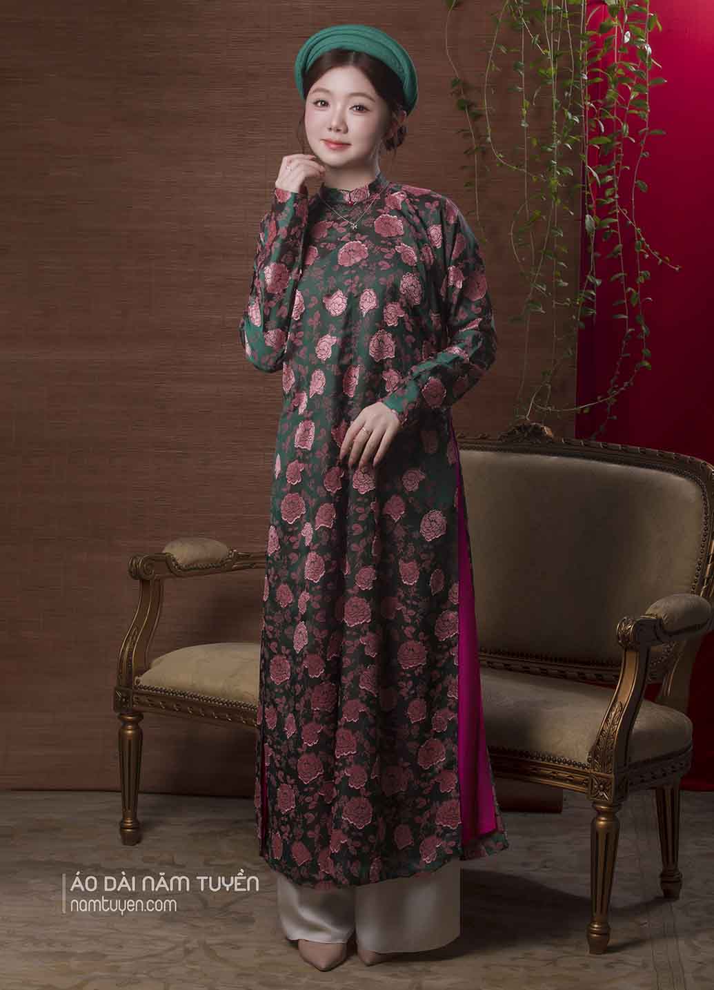 Áo Dài Ngũ Thân Gấm Hoa Hồng – Lót Hồng Sen