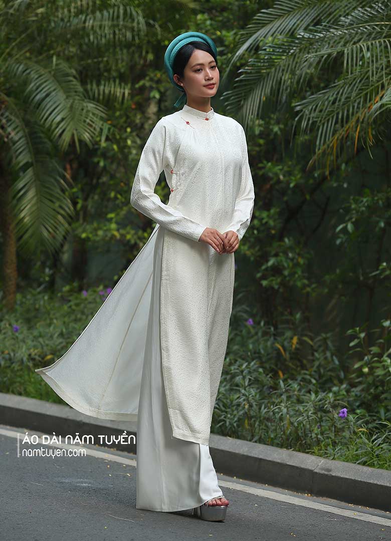 Áo dài nữ truyền thống lụa tơ tằm trắng kem tay chẽn