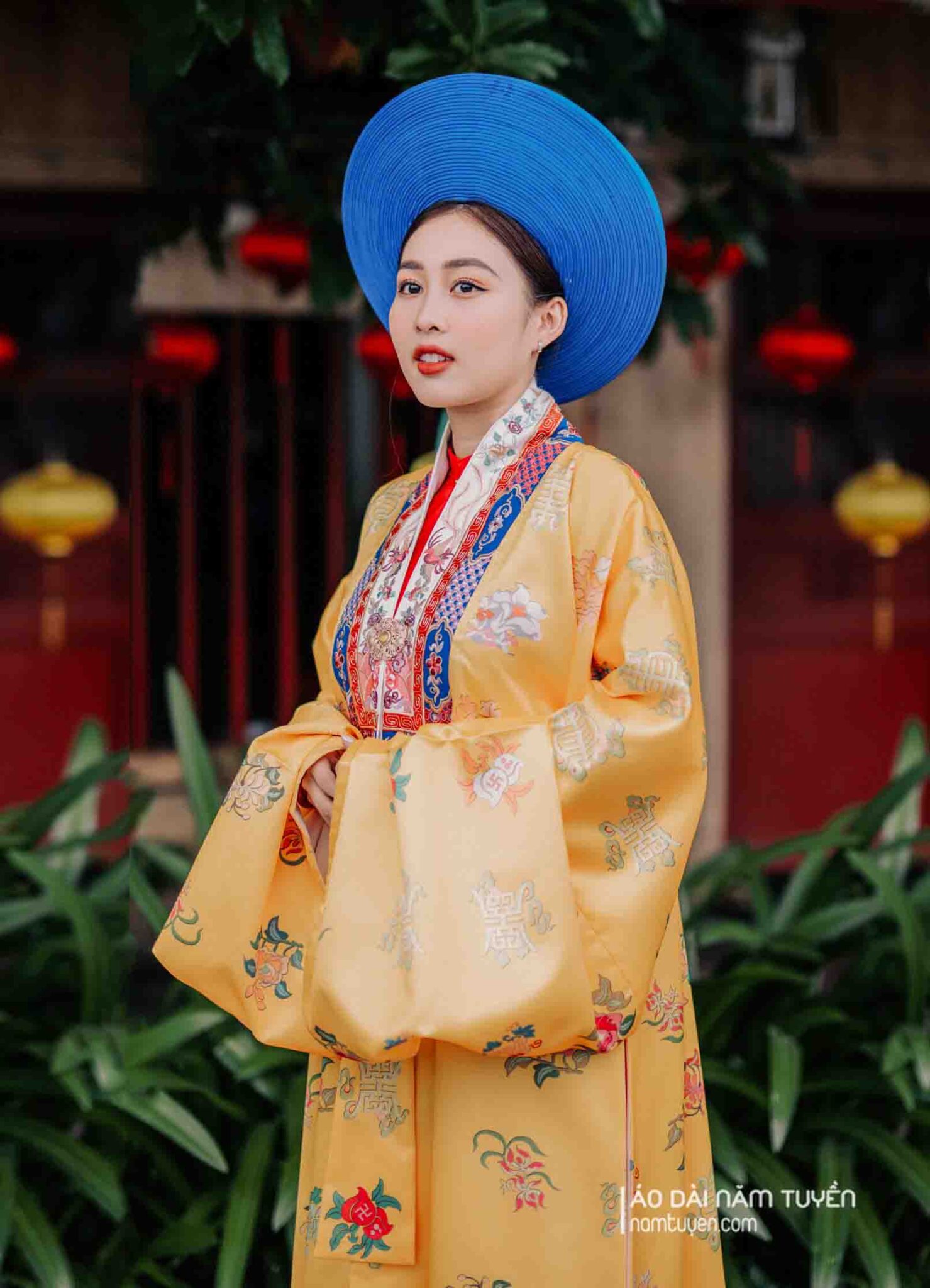 Áo Nhật Bình Năm Tuyền màu vàng hoa văn in kết hợp thêu chân thủy ba