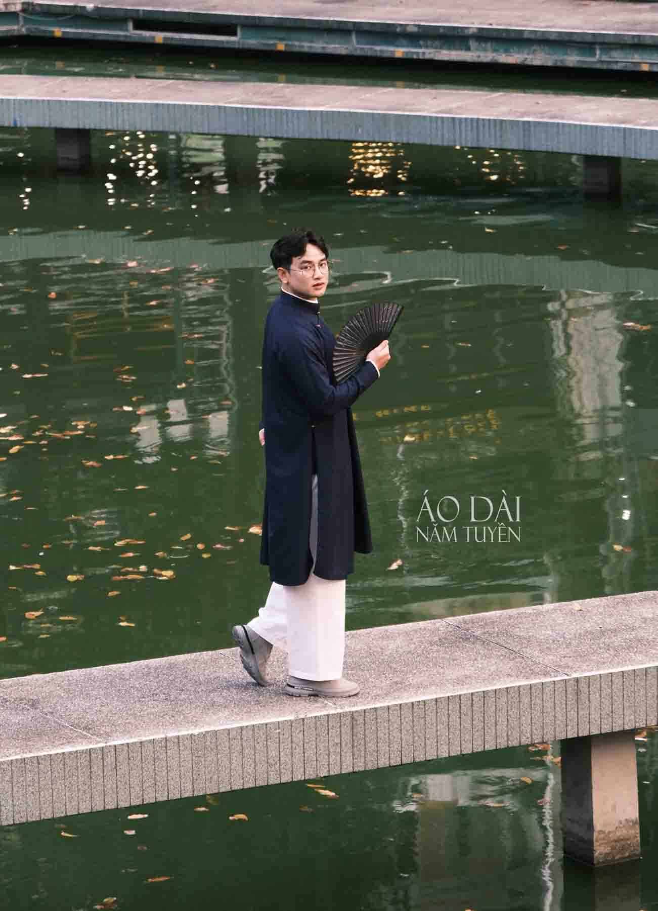 Áo dài truyền thống nam ngũ thân tay chẽn màu xanh đen