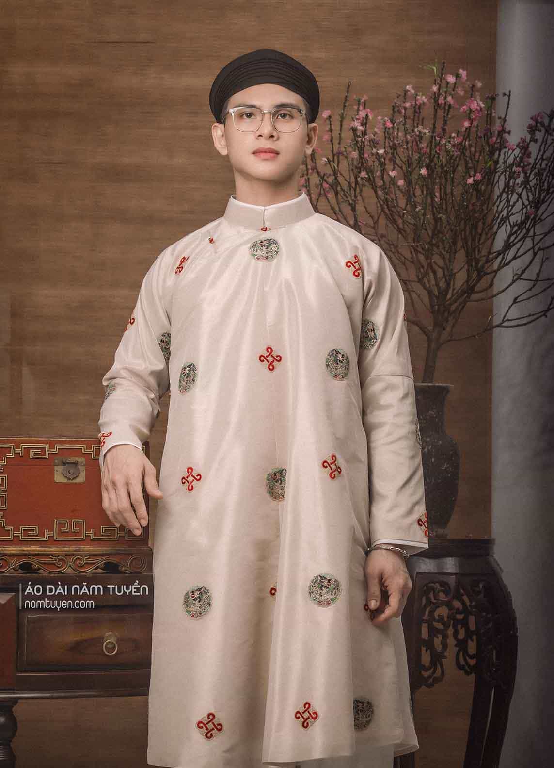 Áo dài ngũ thân nam màu kem thêu hoa văn truyền thống