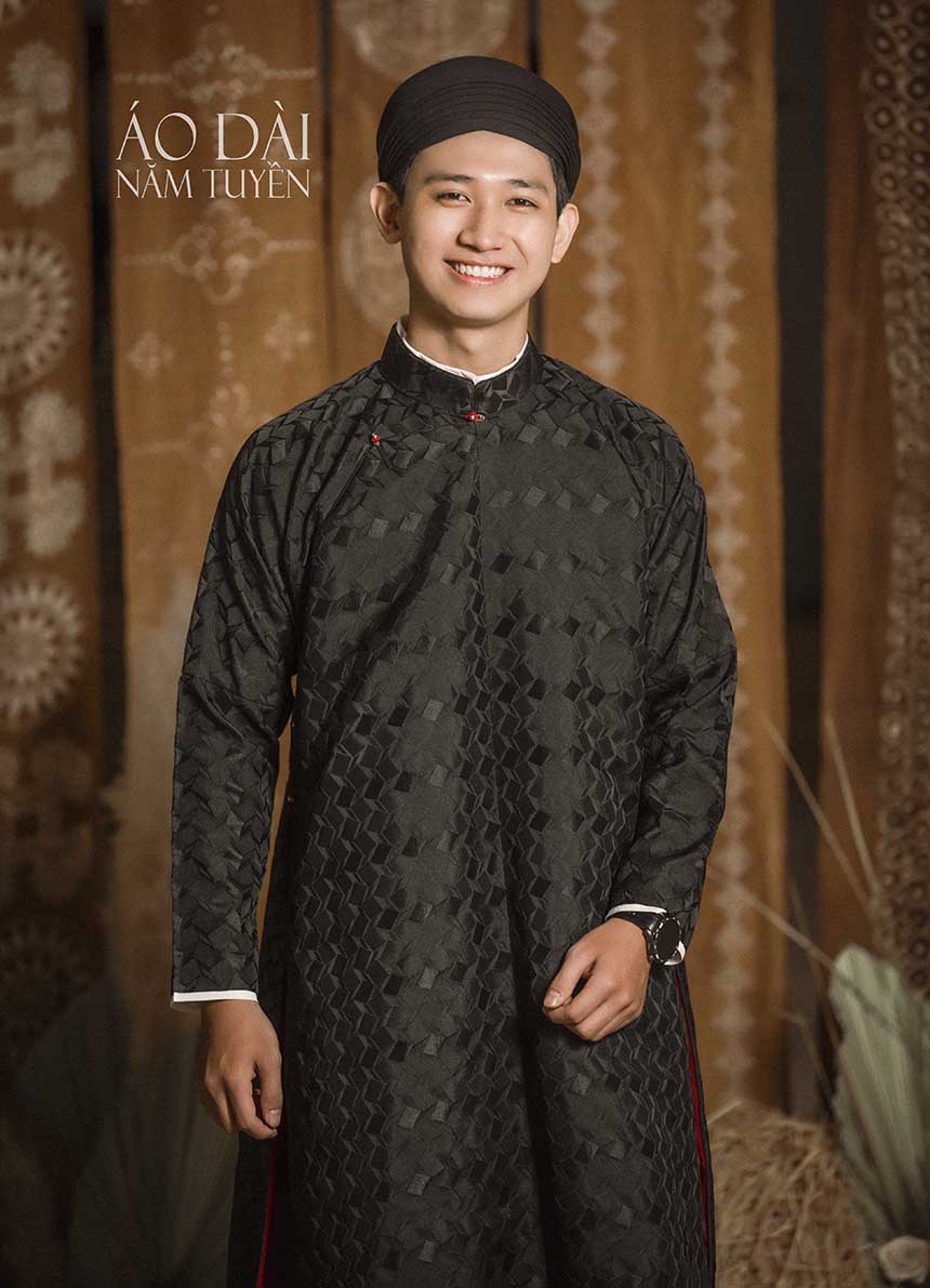 Áo Dài Ngũ Thân Nam Màu Đen Vải Gấm