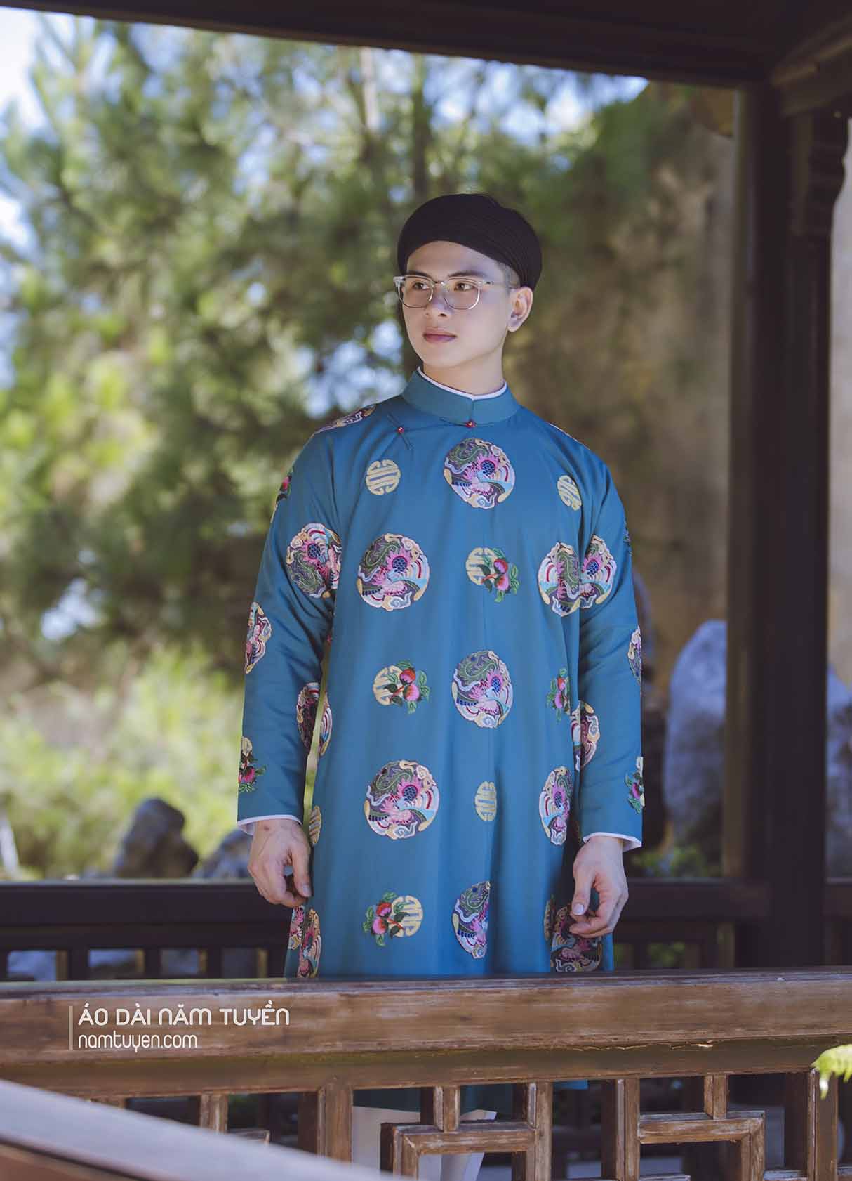 Áo dài ngũ thân nam thêu hoa văn cổ phục
