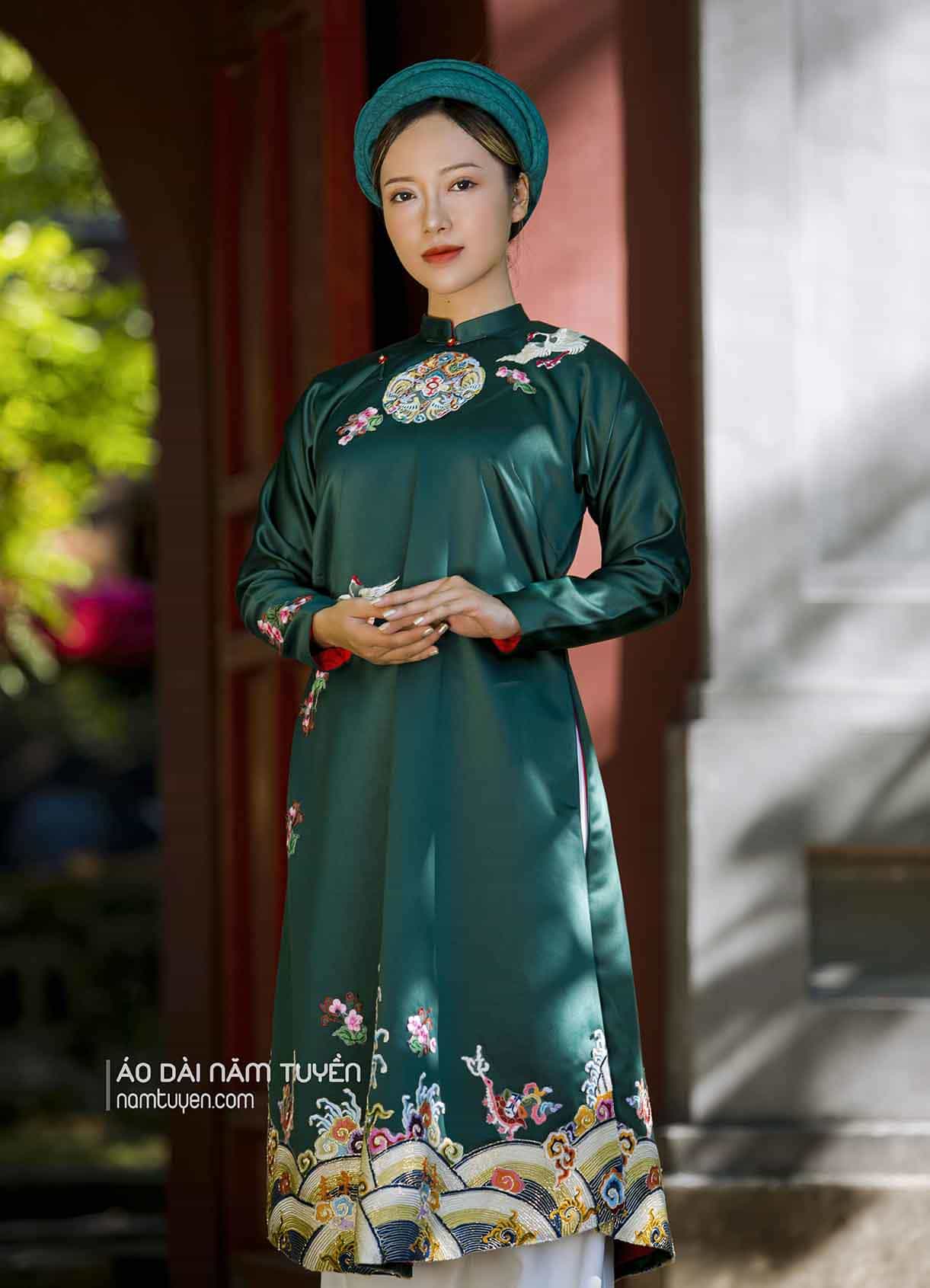 Áo dài truyền thống ngũ thân nữ thêu thủy ba – điểm nhấn hoa văn trước ngực