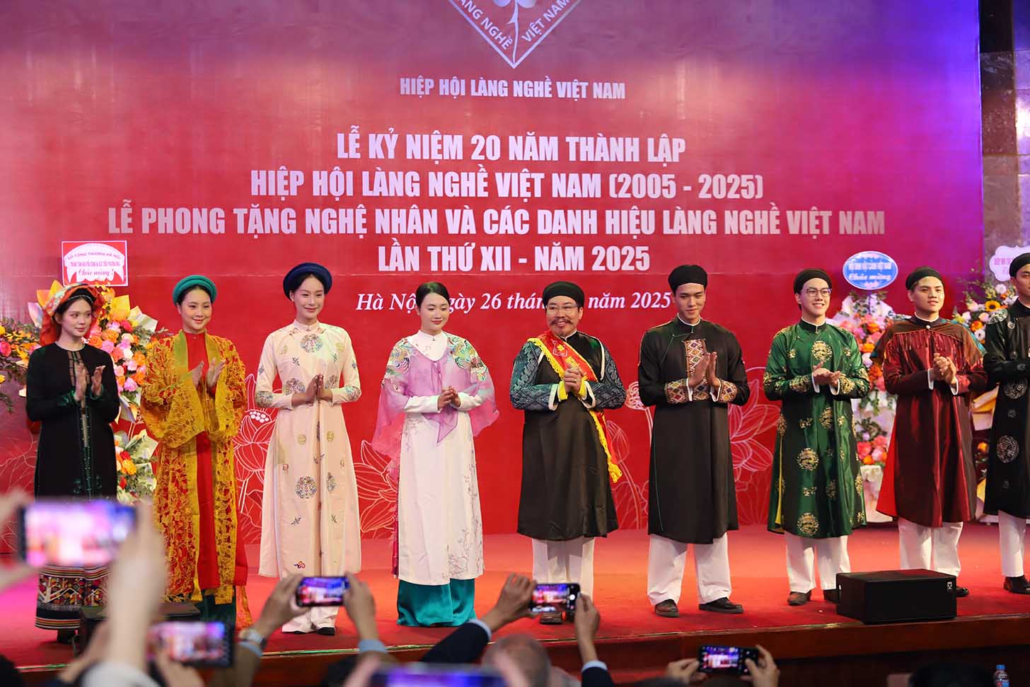 Bộ sưu tập áo dài của Nghệ nhân Phạm Văn Tuyền được giới thiệu tại Lễ kỷ niệm 20 năm Hiệp hội Làng nghề Việt Nam