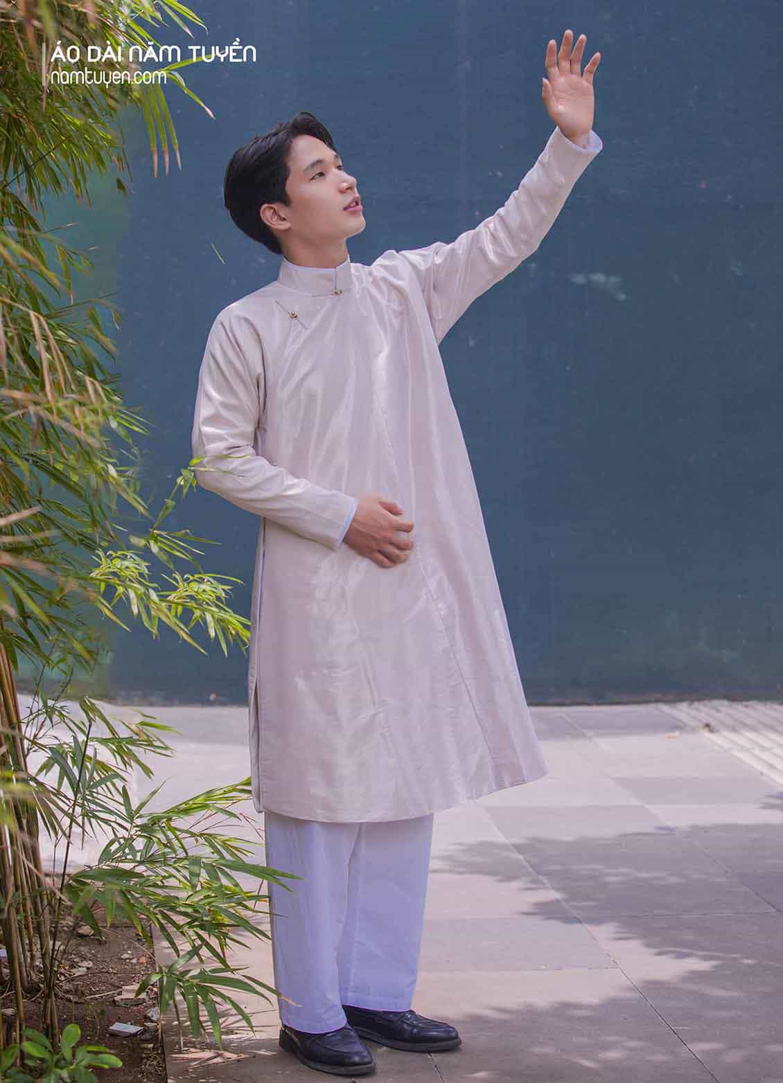 Áo dài nam ngũ thân tay chẽn Silk look màu kem truyền thống 