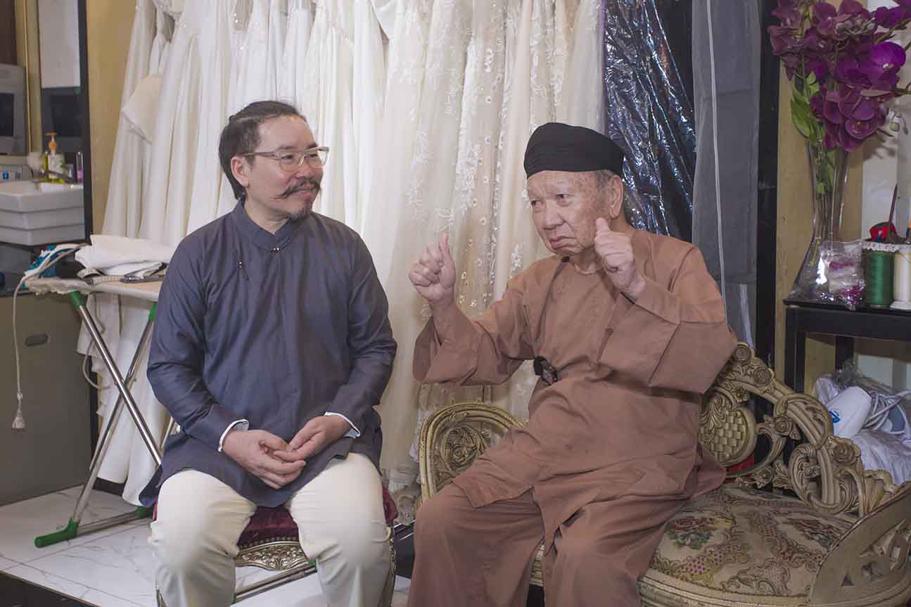GS.TS.BS. Bùi Duy Tâm may đo Áo Dài Ngũ Thân tại Năm Tuyền