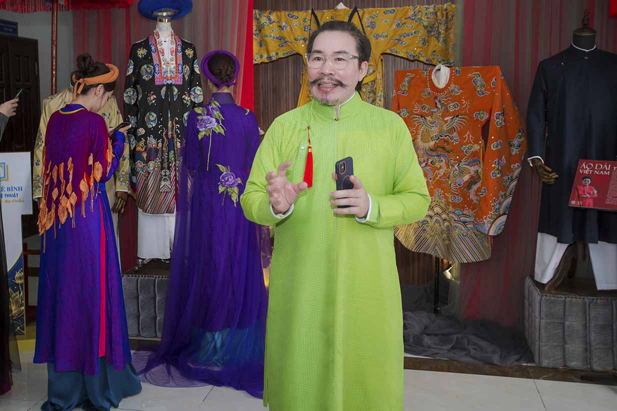 Nghệ nhân Phạm Văn Tuyền đưa di sản áo dài truyền thống bước vào không gian số