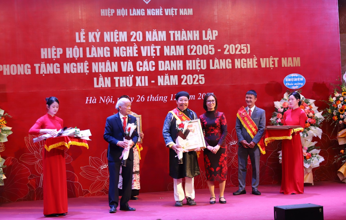 Nghệ nhân Phạm Văn Tuyền được ghi nhận vì những đóng góp trong việc gìn giữ và phát triển trang phục áo dài truyền thống 